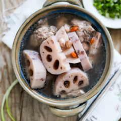 Cho thêm nước nóng vào nồi hầm (mực nước nên cao hơn các thành phần nguyên liệu khoảng 2-3 cm). Đổ nước nóng chứ không đổ nước lạnh là bởi sườn đã được đun sôi từ trước đó, nếu đổ nước lạnh sẽ khiến thịt co lại, gây khô. Bật lửa nhỏ, đun khoảng 2 tiếng. Thời gian dài hơn sẽ giúp món canh có hương vị thơm ngon hơn. Nếu bạn dùng nồi áp suất, chỉ cần đun khoảng 30-40 phút là được. Nêm muối cho vừa miệng, cho thêm hành lá thái nhỏ lên trên nồi canh.