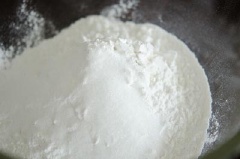 Cho bột gạo, bột mì, đường, muối và bột nở vào tô to. Tiếp đến cho khoai vào tô, trộn đều.