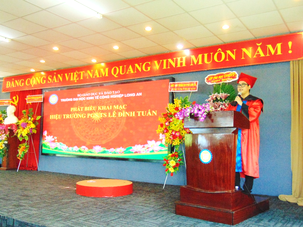 PGS.TS Lê Đình Tuấn – Hiệu trưởng Nhà trường gửi lời chúc mừng đến các tân Cử nhân, tân Thạc sĩ