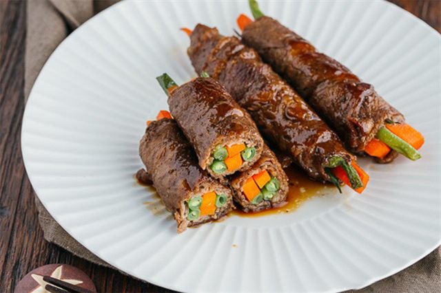 Bò Cuộn Rau Củ Áp Chảo