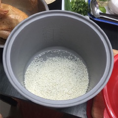 Nấu xôi: Vo sạch 500gr gạo nếp, cho vào nồi cơm điện nấu chín như bình thường. Cứ 3 chén gạo nếp đo với 3 chén nước lạnh. Nếp chín, để yên trong nồi cơm điện khoảng 15 phút.