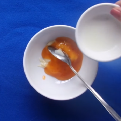 Pha sốt trong chén nhỏ gồm 2 muỗng cà phê mayonnaise, 3 muỗng cà phê sốt tương ớt xí muội, 2 muỗng cà phê nước cốt chanh rồi bạn trộn thật đều.