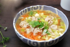 Múc canh ra tô thêm hành lá tuỳ thích, dùng nóng. Có những ngày vừa mưa vừa lạnh, bạn lười biếng và chẳng muốn ra khỏi nhà, đi chợ. Hãy tìm những rau củ còn lại trong tủ lạnh và nấu với chút thịt là bạn đã có ngay món canh đầy sắc màu ngọt ngon hấp dẫn này rồi!