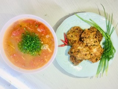Chả cá thác lác chiên thì là có hương vị đậm đà, ăn hoài không ngán, lại có hương thơm thoang thoảng rất đặc trưng của thì là. Món chả cá thác lác chiên thì là này ăn với canh hến nấu cà chua thì là rất hợp, và đưa cơm. Bắt tay vào bếp làm chả cá thác lác thì là đổi vị cho cả nhà nhé!