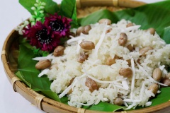Xôi đậu phộng dừa bùi béo với hạt xôi hấp chín tới nở dẻo thơm. Đậu phộng chín bùi bùi cùng với cơm dừa nạo béo ngậy. Món này dùng để ăn sáng là lý tưởng lắm đấy! Xôi có vị nhạt nên có thể ăn cùng mối đậu phộng hay muối mè rang cho thêm hương vị.