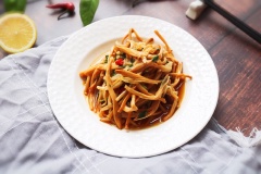 Cho salad hoa kim châm trộn tỏi ớt ra đĩa, dọn ra mâm cơm và dùng ngay. Món salad hoa kim châm dùng ăn khai vị rất tuyệt vời nhé. Lâu lâu thử hãy thay đổi khẩu vị cho bữa cơm gia đình được ngon miệng hơn với món salad trộn mới lạ này.