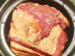Thịt ba chỉ để cả tảng, khía sâu ô vuông trên phần da sau đó úp phần da xuống, cho vào nồi.