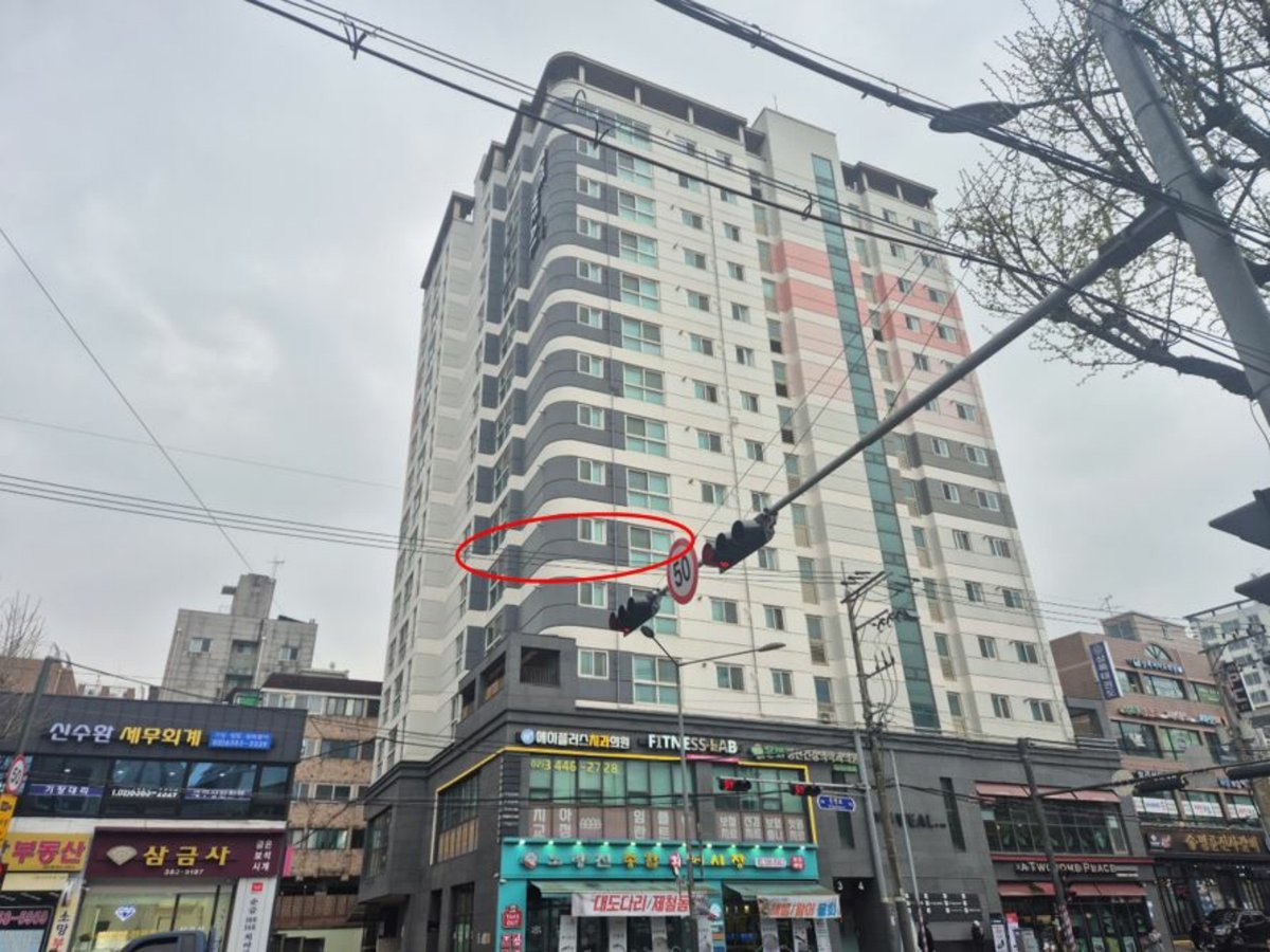 더위일 외관 — 다른 각도, 붉은 원이 본건 라인