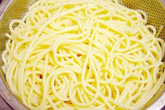 Mì ý chần chín mềm với nước sôi, vớt sợi mì ý ra, để ráo.