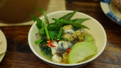 Cút lộn um bầu nóng hổi vừa thổi vừa ăn đây, những ai đã từng thưởng thức qua hương vị của món trứng vịt lộn um bầu thì chắc chắn không thể bỏ qua được món này nhé. Trứng cút lộn um bầu không những dùng được trong những lúc trời lạnh để giúp làm ấm, thì những ngày thời tiết oi ả thưởng thức chén trứng cút lộn um bầu cũng giúp giải nhiệt hiệu quả lắm đấy. Chị em nội trợ hãy nhanh tay thêm công thức này vào thực đơn bữa ăn của gia đình ngay nào. Với chút biến tấu khi dùng trứng cút lộn thay thế đảm bảo ngay cả bé nhà bạn cũng ăn được nha.