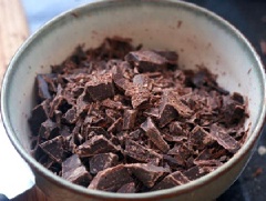 Bẻ vụn chocolate rồi đun cách thủy cho tan chảy hoàn toàn. Sau đó, nhúng bánh vào chocolate đun chảy, đợi bánh khô lại thì để vào ngăn mát tủ lạnh.