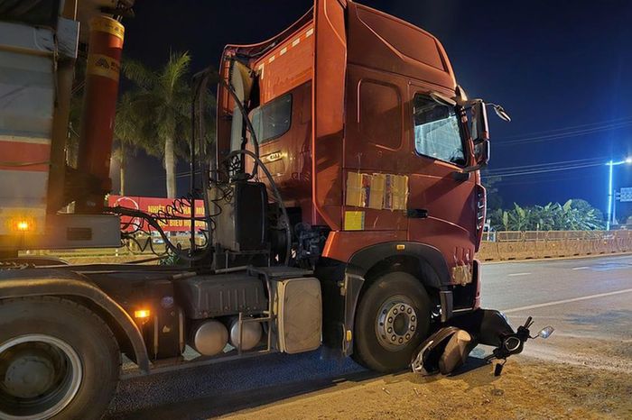 Bản tin TNGT 24/3: Xe máy điện va chạm ô tô đầu kéo tại Quảng Trị, một người tử vong - Báo Xây Dựng