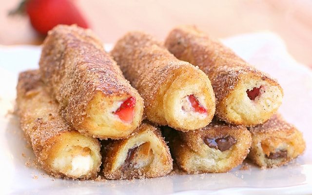 Bánh Mì Sandwich Cuộn Dâu Tây