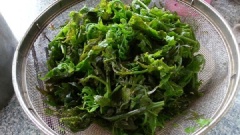 Chần rau qua nước sôi rồi vớt ra để ráo.