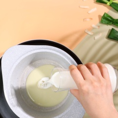 Nước cốt chè: Cho vào nồi 200ml sữa tươi, 150ml nước cốt dừa, 50ml sữa đặc, 1/4 muỗng cà phê muối, lá dứa. Khuấy đều cho các nguyên liệu hòa quyện rồi đặt lên bếp đun ở lửa trung bình. Vừa đun vừa khuấy cho đến khi hỗn hợp sôi lên thì tắt bếp, để nguội.