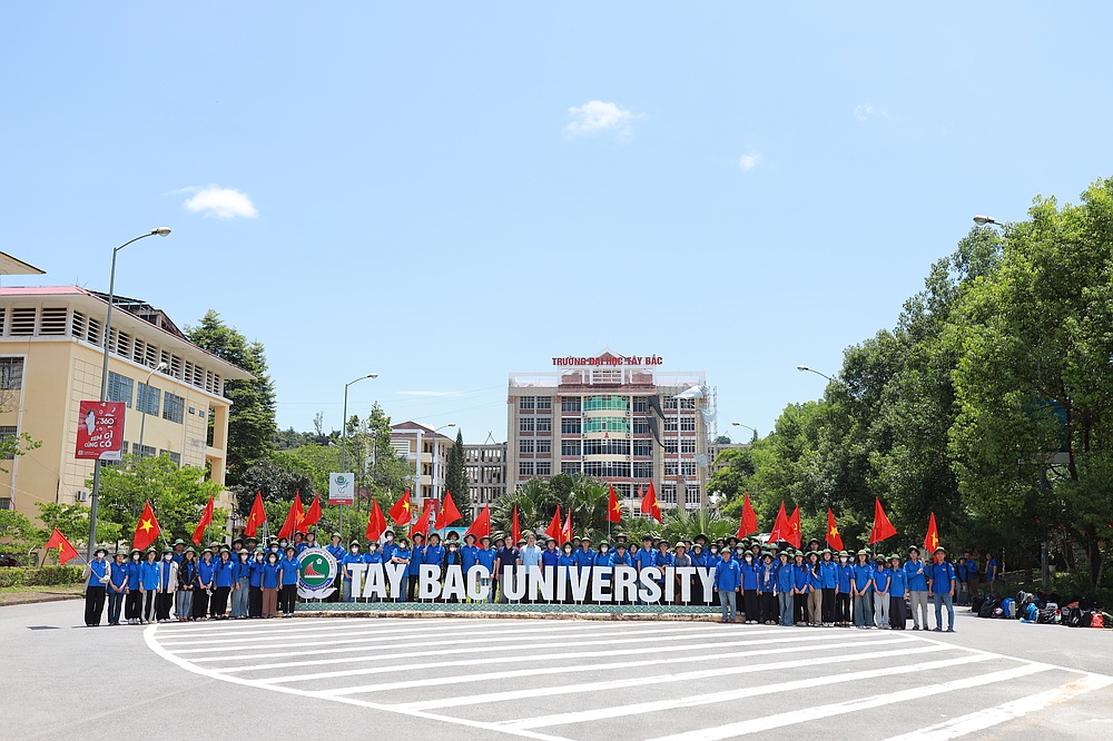 Tuổi trẻ Trường Đại học Tây Bắc phát huy tinh thần tình nguyện, xung kích vì cộng đồng, tham gia hỗ trợ khắc phục hậu quả mưa lũ