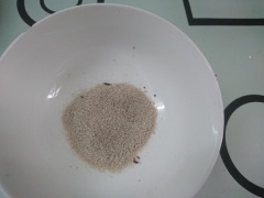 Cho trứng gà ra chén, trộn đều trứng, bột mì, cacao, sữa tươi, vani, bạn có thể dùng nĩa khuấy đều giúp bột trộn thành hỗn hợp sệt.