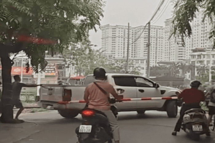 'Thót tim' ô tô vượt rào chắn đường sắt, thoát nạn trong gang tấc - Báo Sức Khỏe &amp; Đời Sống