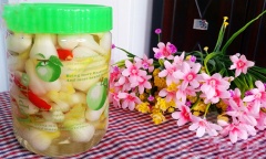 Để hành nơi khô ráo thoáng mát. Với loại hành hơi non này, chỉ 4-5 ngày là ăn được. Còn hành già hơn thì trời ấm, dưa hành để 1 tuần đến 10 ngày là dùng được. Nếu trời lạnh, có thể lâu hơn.