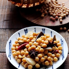 Không chỉ tốt hơn khi vừa có được món đậu gà nấu cay thơm ngon miệng, vừa có lợi cho sức khỏe. Trong đậu gà chứa một số vitamin và khoáng chất quan trọng có ích cho xương, tim mạch, giúp giảm viêm, giảm cân, ...