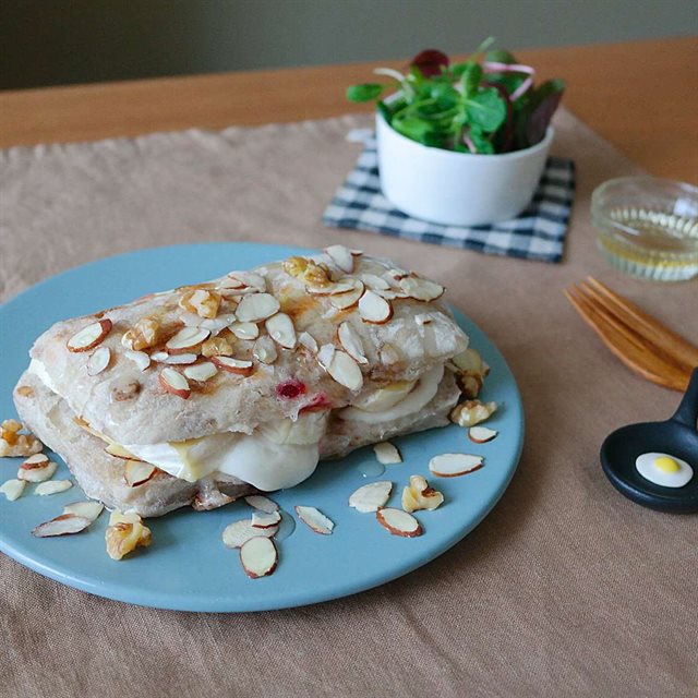 Bánh Mì Kẹp Hạnh Nhân Phô Mai