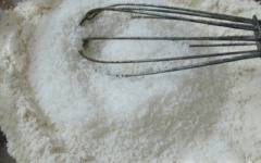 Đầu tiên, cho bột mì, 5gr bột nở, 1 muỗng cà phê bột quế vào tô, trộn đều.