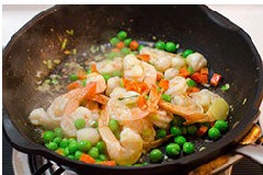 Tiếp đó cho hải sản vào chảo, đảo đều để thịt hải sản săn lại. Nấm linh chi cắt chân, rửa sạch. Cho nấm vào nồi, đảo đều thêm nước dùng vào, đậy nắp nấu cho thật sôi, nêm nếm gia vị cho vừa ăn rồi thả đậu hũ non vào. Khi canh sôi trở lại thì tắt bếp.