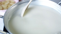 100gr củ năng gọt vỏ, thái lát. Đun sôi 100ml nước lọc cùng với 100gr đường, cho củ năng vào nấu chung 5 phút để củ năng thấm vị ngọt. Làm sữa dừa: cho 150ml sữa tươi không đường, 150ml nước cốt dừa, 150gr đường vào nồi, mở bếp đun cho hỗn hợp sôi lăn tăn là được. Cơm dừa non nạo sẵn thành những miếng dài.