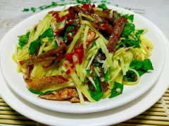 Bày gỏi ra đĩa , món này ăn chơi hoặc ăn kèm với cơm trắng đều rất ngon. Món ăn này tuy dân dã như khi được thưởng thức một lần chắc chắn sẽ thích mê vì sự lạ miệng của nó. Ít chi phí, thời gian làm nhanh, món này dùng làm khai vị sẽ kích thích vị giác, giúp bữa ăn ngon miệng hơn.