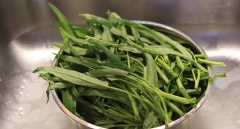 Nhặt rau, lược bỏ những phần héo, già. Sau đó rửa sạch và để ráo nước. Tỏi bóc vỏ, cắt lát.