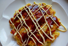 Rưới lên trên mặt bánh sốt okonomiyaki, sốt mayonnaise và rắc lên trên cùng là cá ngừ bào khô rồi thưởng thức.