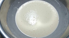 Cho bột mì, bột năng và nước lọc vào tô lớn rồi khuấy đều bột. Đập trứng vào cùng đánh đều tới khi hỗn hợp sền sệt và để bột nghỉ 30 phút.