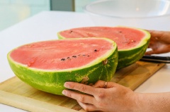 Dưa hấu rửa sạch, cắt làm đôi. Sau đó, dùng dao cắt xung quanh thành vỏ dưa, lấy phần ruột dưa hấu. Giữ lại phần vỏ dưa hấu để làm thạch nhé.
