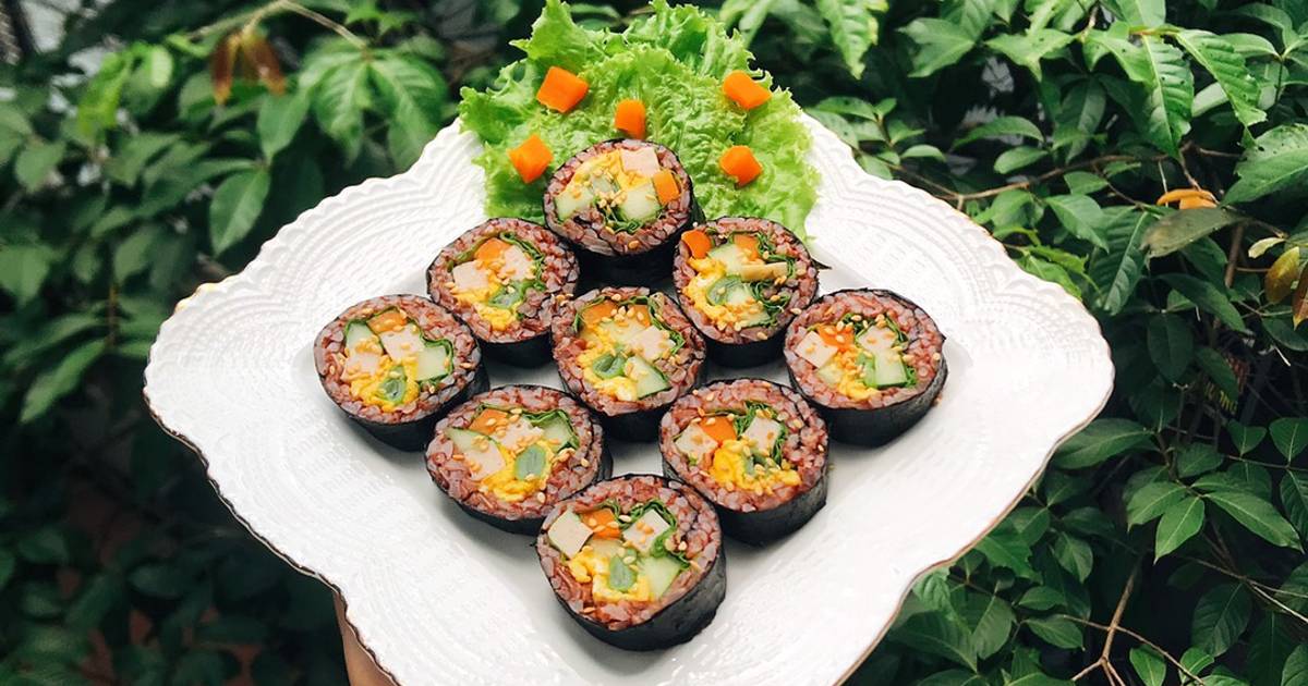 Kimbap gạo lứt (cơm cuộn gạo lứt)