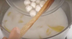 Luộc trân châu: Đổ nước vào nồi đun sôi, thêm hạt trân châu vào luộc trên lửa vừa trong 30 phút, cứ 10 phút khuấy đều. Thêm đường vào đun thêm 10 phút. Tắt bếp, vớt ra, cho vào thau nước đá lạnh cho săn lại rồi cho vào chè.