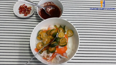 Trộn mực: Cho tất cả mực, tắc, củ cà rốt, củ cải trăng, hành, tỏi ngâm chua, ớt trái vào 1 cái tô lớn, cho sốt Thái vào trộn đều.