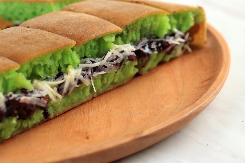 The Classic Sweet: "Melting Cheese & Chocolate Martabak Manis (Terang Bulan)"