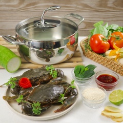Sơ chế: Cua biển khi mua về bạn lấy tay lật phần yếm dưới bụng của cua lên, dùng dạo đâm chỗ hõm dưới bụng cua để nó duỗi thẳng chân và càng cua ra, sau đó bạn tháo hết dây xung quanh cua. Tiếp theo, bạn tách bỏ phần yếm và các lông cua phía bên trong yếm. Tách phần mai cua và bẻ đôi phần thân, lấy gạch cua ra để riêng, cho 1 muỗng canh nước cốt chanh vào gạch cua để khử mùi tanh. Xếp cua ra dĩa. Bầu cắt miếng vừa ăn. Nấm kim châm, rau tần ô, mồng tơi, rau nhút nhặt sạch, xếp ra dĩa. Gừng, riềng cắt lát . Cà chua cắt múi cau. Sả cây cắt khúc khoảng 4 - 5 cm rồi đập dập. Lá chanh vò sơ.