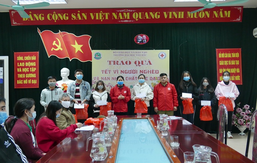Trao quà  “Tết vì người nghèo và nạn nhân chất độc da cam - Xuân Tân Sửu 2021” Tại Trường Đại học Tây Bắc