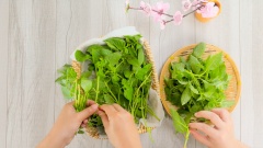 Làm sạch thịt gà, chặt thành những khúc nhỏ vừa ăn để dễ nấu lẩu gà lá é. Bỏ gốc lá é, nhặt bỏ bớt lá dập và đọt già, rửa sạch, để ráo nước. Măng tươi mua về luộc 5-6 lần không đậy nắp để loại bỏ hết chất độc trong măng, cắt thành khúc nhỏ. Rửa sạch nấm bào ngư, ngâm qua nước muối 10 phút để khử mùi, sau đó để ráo rồi xé thành những miếng nhỏ.