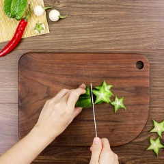 Cắt đôi cà pháo ngâm. Chuối chát lột vỏ, cắt khoanh tròn, không cắt chuối quá mỏng sẽ làm chuối bị dập khi trộn gỏi. Khế chua và tắc cắt lát mỏng. Với chuối và khế, sau khi cắt bạn bỏ ngay vào bát nước lọc có pha muối loãng để giữ chuối và khế được giòn, không bị thâm. Cắt nhỏ hỗn hợp rau thơm rau thơm: ngò gai, húng chanh, húng quế, kinh giới. Ớt sừng cắt sợi dài.