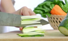 Sơ chế các nguyên liệu cải bó xôi,cà rốt, hành tây dạng sợi vừa ăn. Thịt bò ướp cùng muối tiêu và nước tương