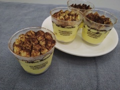 Để trang trí bạn có thể dùng phần kem cheese dư và bắt chóp rồi rắc cacao giống mình hoặc trang trí bằng dâu tây, chocolate bào vụn thay bột cacao cũng rất ngon. Một công thức mình làm được khoảng 4 cốc như hình. Bỏ vào hộp để làm quà tặng cũng rất xinh bạn nhé. Chúc các bạn thành công ^^