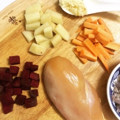 Rửa sạch rau củ, cắt khúc cà rốt, khoai tây và củ dền.