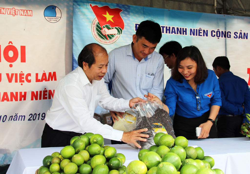 Đại biểu tham quan các gian hàng sản phẩm nông nghiệp – Ảnh Báo Long An Online