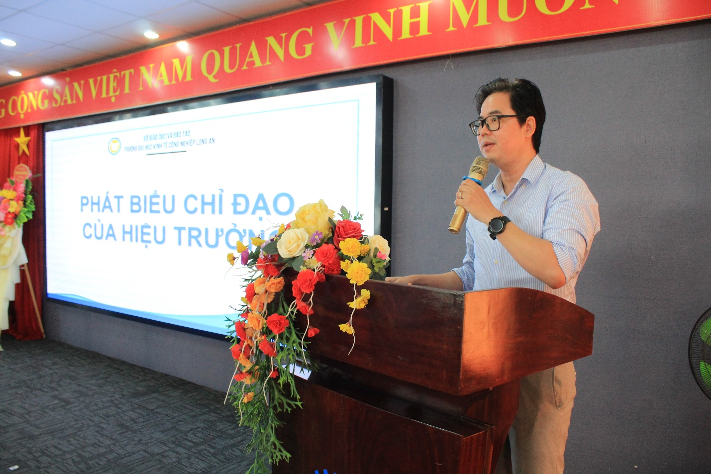 Hiệu trưởng – PGS.TS Lê Đình Tuấn phát biểu tổng kết cuộc họp