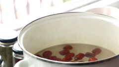 Cách nấu chè dưỡng nhan: Bắc nồi lên bếp, hoà tan 200gr đường vào 1 lít nước rồi khuấy tan. Sau đó cho táo đỏ vào nấu đến khi sôi.