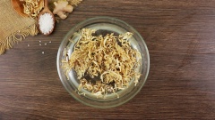 Chuẩn bị tô chứa khoảng 1 lít nước vắt vào nước nửa quả chanh. 50gr rong chân vịt khô đem rửa thật sạch ngâm vào tô nước khoảng 2 tiếng cho rong nở ra hết. Sau đó đem rong đi rửa thật sạch thêm một lần nữa.