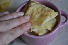 Dùng một cái nồi nhỏ hoặc một cái hộp có nắp, lấy 1 cái bánh crepe lót dưới đáy. Trải 1 lớp mứt lên trên. Lấy 1 cái bánh crepe khác, đặt nắp nồi lên cắt bánh thành hình tròn cỡ cái nắp. Lót bánh vừa cắt lên trên lớp mứt. Tiếp tục thêm 1 lớp mứt, rồi 1 lớp bánh cho đến khi đầy nồi. Gói gọn lại, cho vào ngăn mát tủ lạnh. Khi ăn bạn trút ngược bánh ra, cắt đôi để thấy từng lớp bên trong cho đẹp. Bánh này có thể ăn kèm với chocolate nóng chảy hoặc sốt caramel.