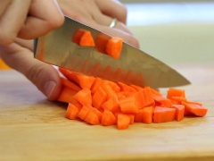 Cà rốt gọt vỏ và cắt nhỏ. Hành tây thái hạt lựu.